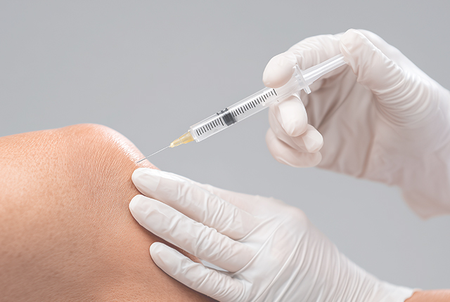 膝に注射する様子